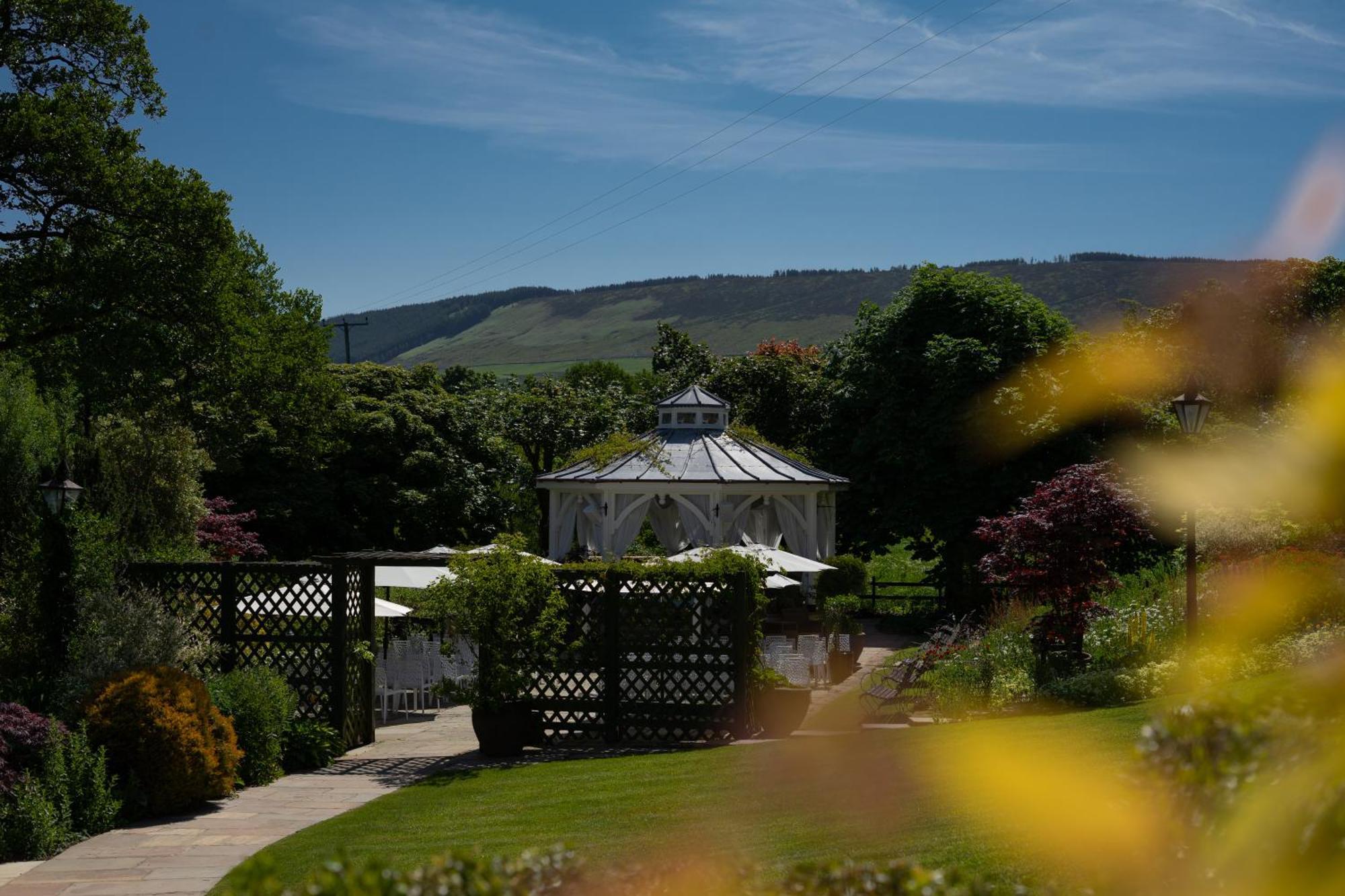 Gibbon Bridge Hotel 4*